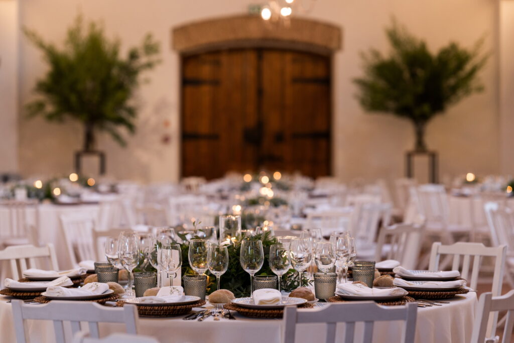 Elegant destination wedding table design in Lisbon Refined wedding table setting created for a destination wedding in Lisbon by Name It Weddings & Events. The design reflects a boutique planning approach, focusing on atmosphere, guest comfort, and a calm, intentional dining experience.