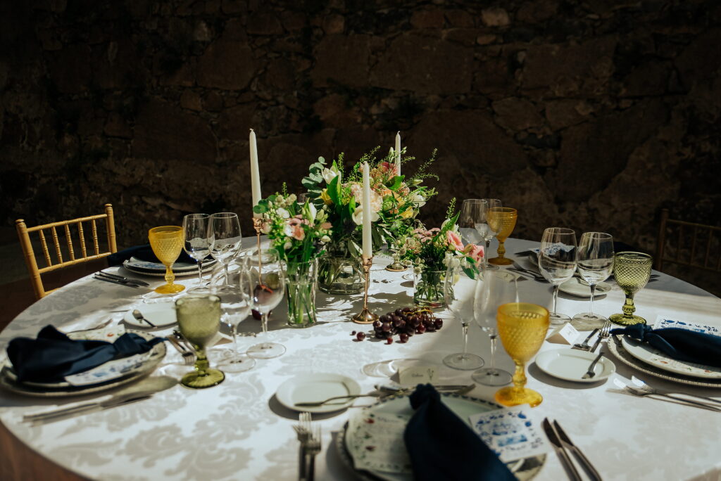 Intimate dinner table setting for a micro wedding in Portugal with floral arrangements and candles