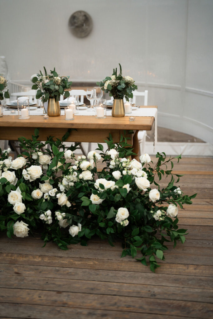 White and green floral arrangements at a Solar de Pancas wedding reception